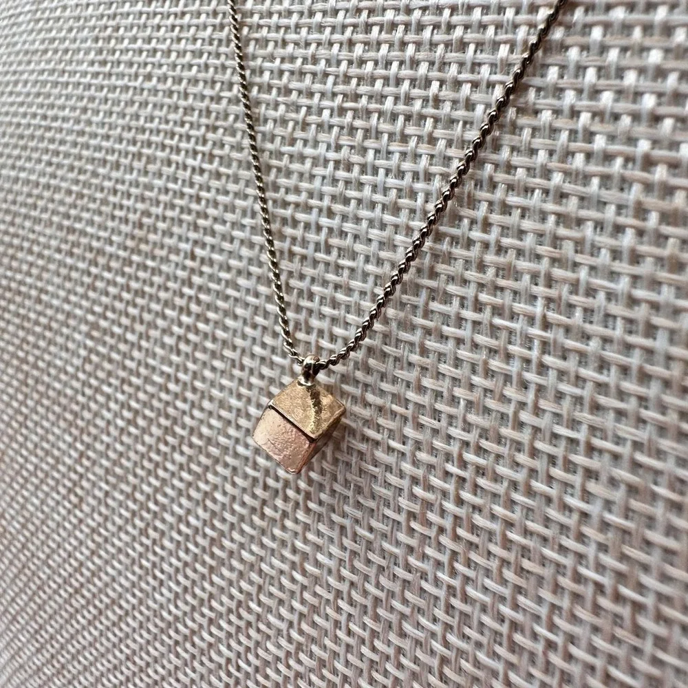 Vintage Y2K Gold Tone Hammered Cube Geometric Pendant Necklace Women's Jewelry‎